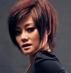 ​歌手何静个人资料简介：前夫高大林出轨，二婚嫁诈骗犯，如今独自抚养女儿