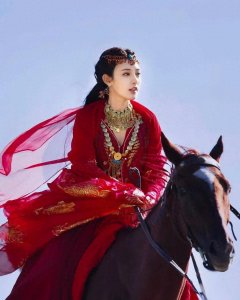 ​彭小苒 东宫红衣壁纸｜向来情深，奈何缘浅