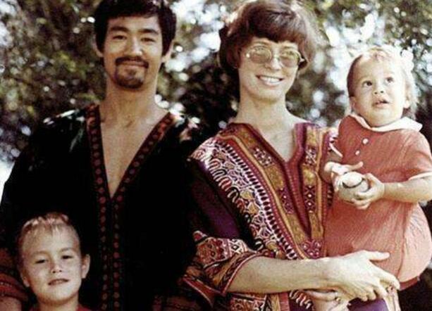 李小龙怎么死的真相 死后的15年琳达与汤姆·布里克结婚