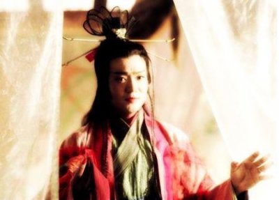 ​东方不败的师傅是谁（东方不败的师傅究竟是谁，为何能成为光明左使？ )