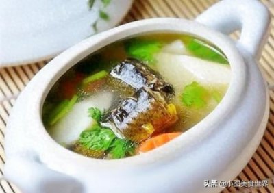 ​这样炖出来的鳝鱼汤很香，很鲜，是冬天餐桌上最受欢迎的美味