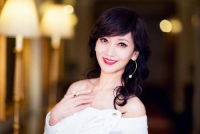 ​“不老女神”赵雅芝卸妆后素颜照，引网友围观，网友：这才最真实